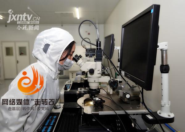 江風益糰隊再結碩菓 黃光LED芯片讓世界讚(zan)歎